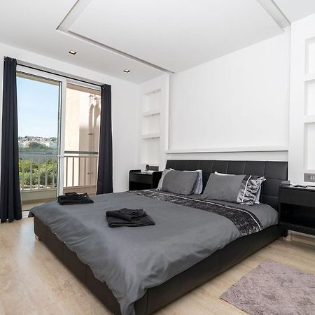 Modern 2 Bedroomed Apartment In グジラ エクステリア 写真