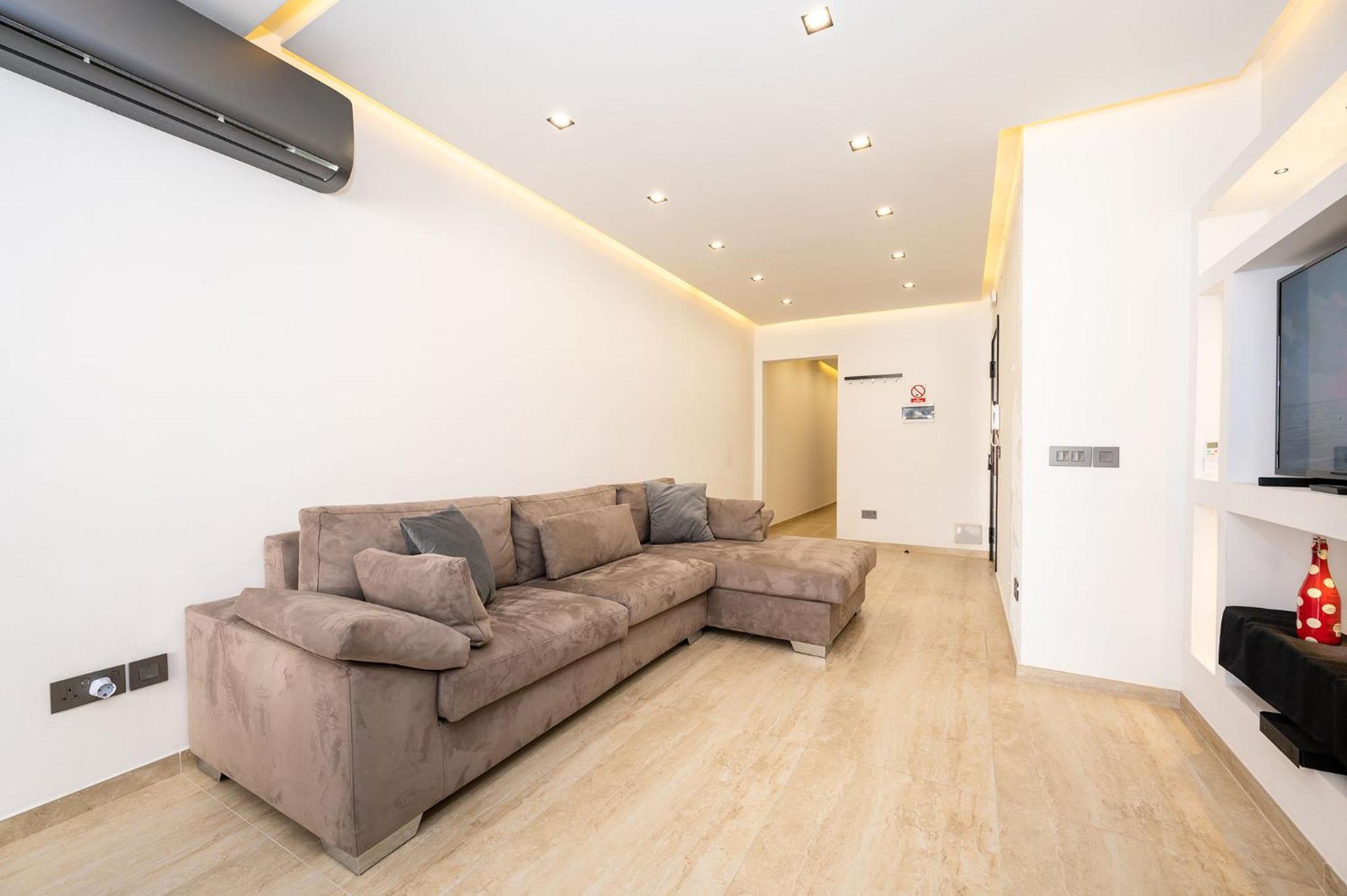 Modern 2 Bedroomed Apartment In グジラ エクステリア 写真