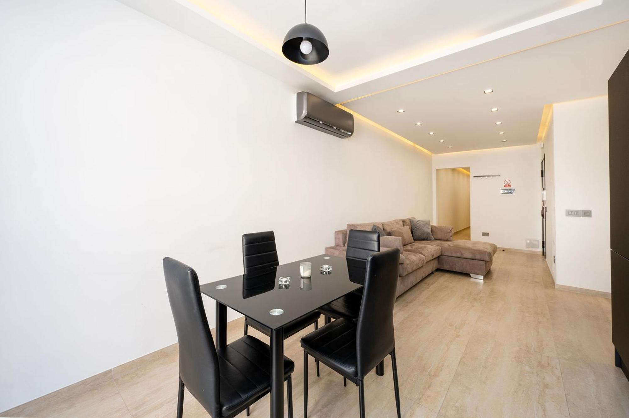 Modern 2 Bedroomed Apartment In グジラ エクステリア 写真
