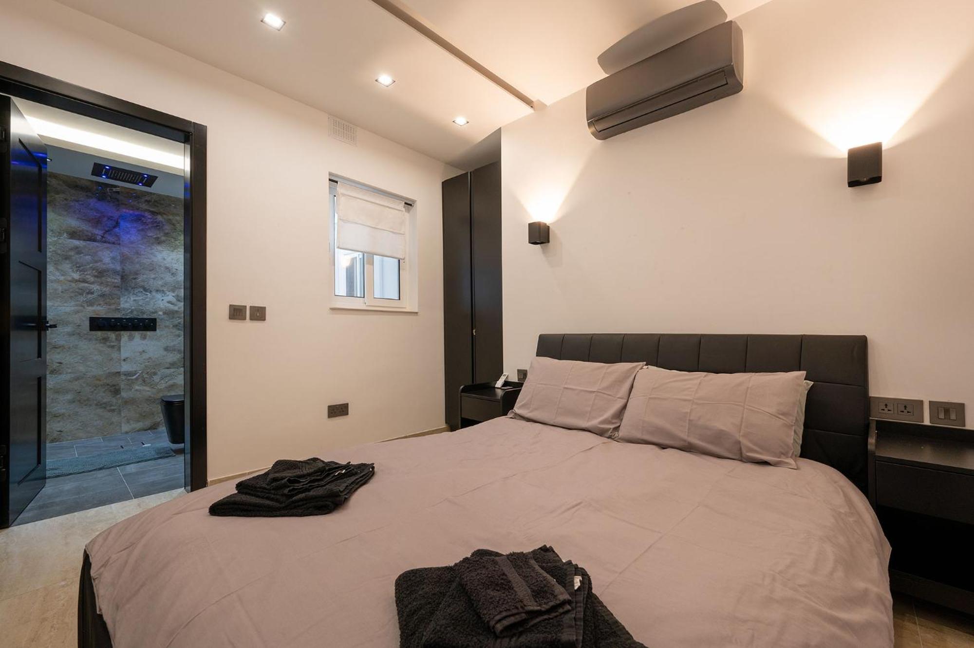 Modern 2 Bedroomed Apartment In グジラ エクステリア 写真